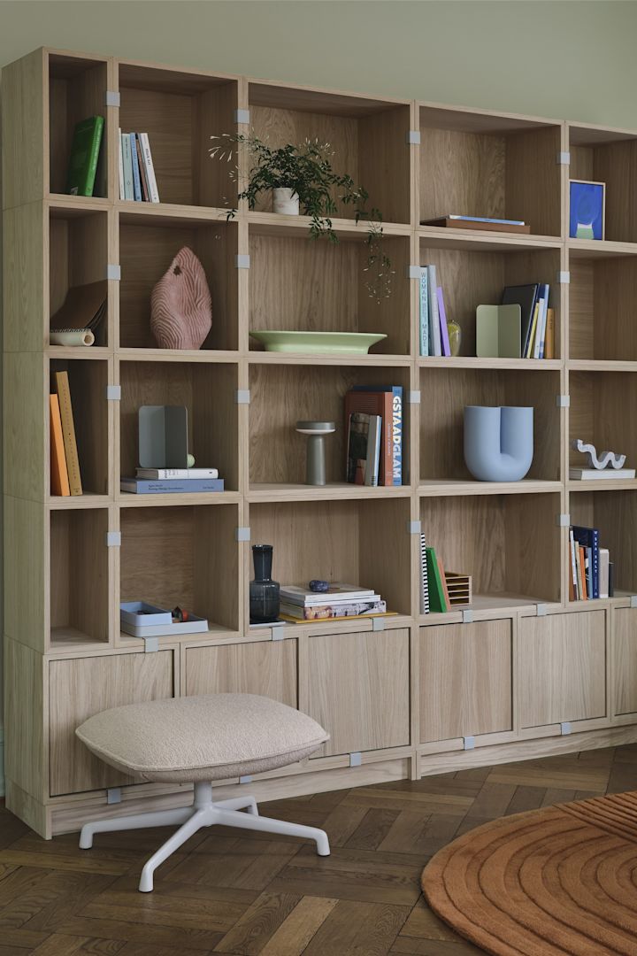 Chunky design is een blijver voor de herfst van 2024. Hier zie je iemand de tafel dekken met de robuste porseleinen set Barro van HAY in de meest trendy kleuren van dit najaar.
