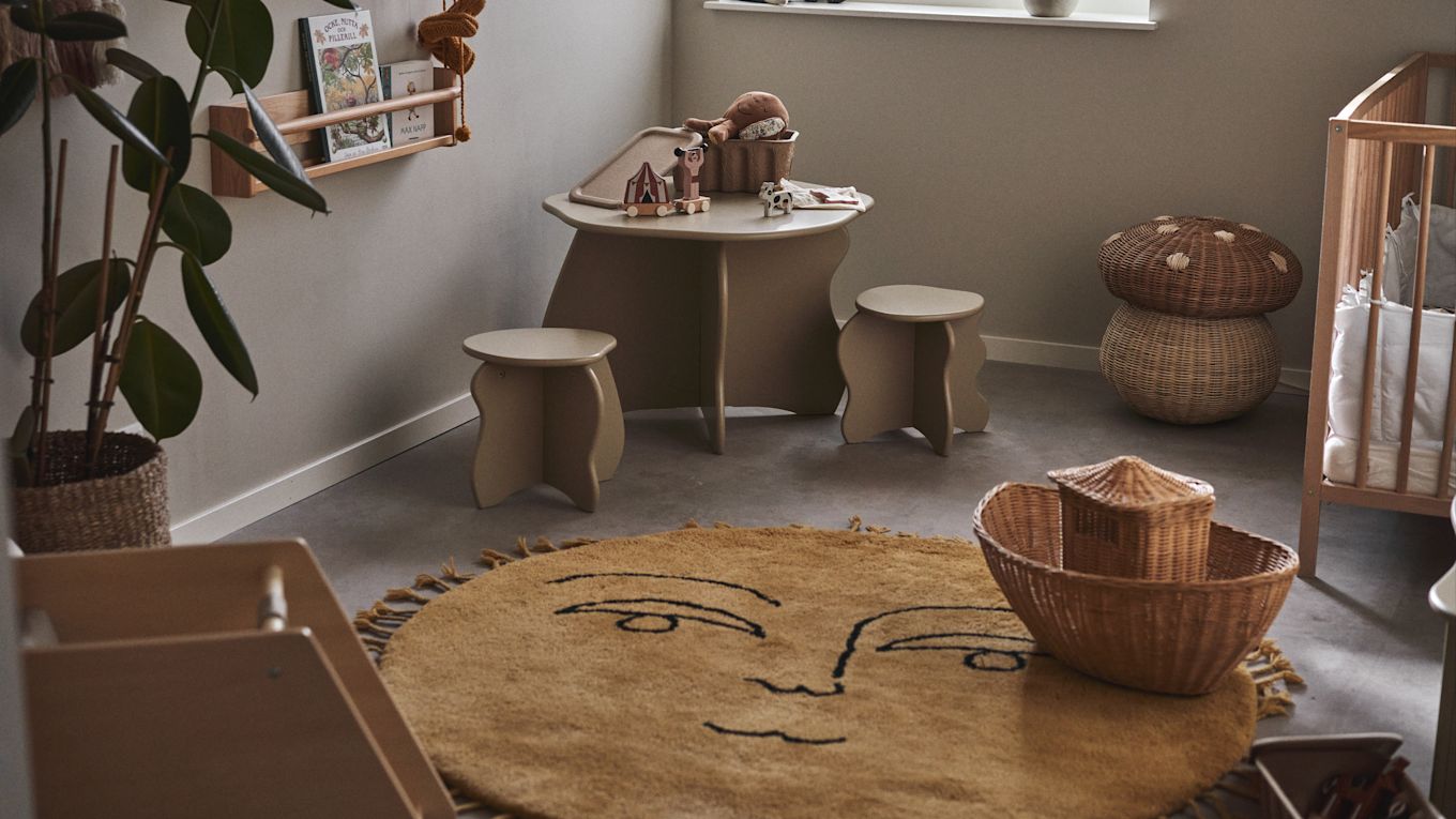 Een groot vloerkleed in het midden van de kamer is een geweldig idee voor een kinderkamer. Hier zie je het zonnekleed van ferm living in het midden van een kinderkamer. 
