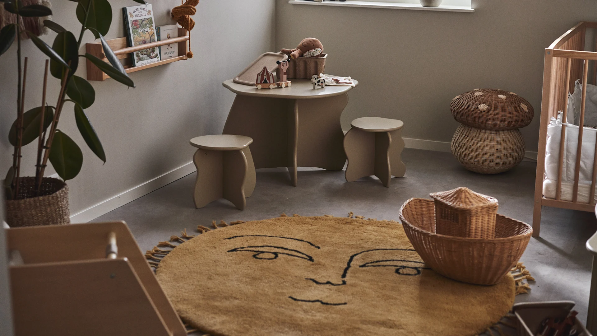 Een groot vloerkleed in het midden van de kamer is een geweldig idee voor een kinderkamer. Hier zie je het zonnekleed van ferm living in het midden van een kinderkamer.