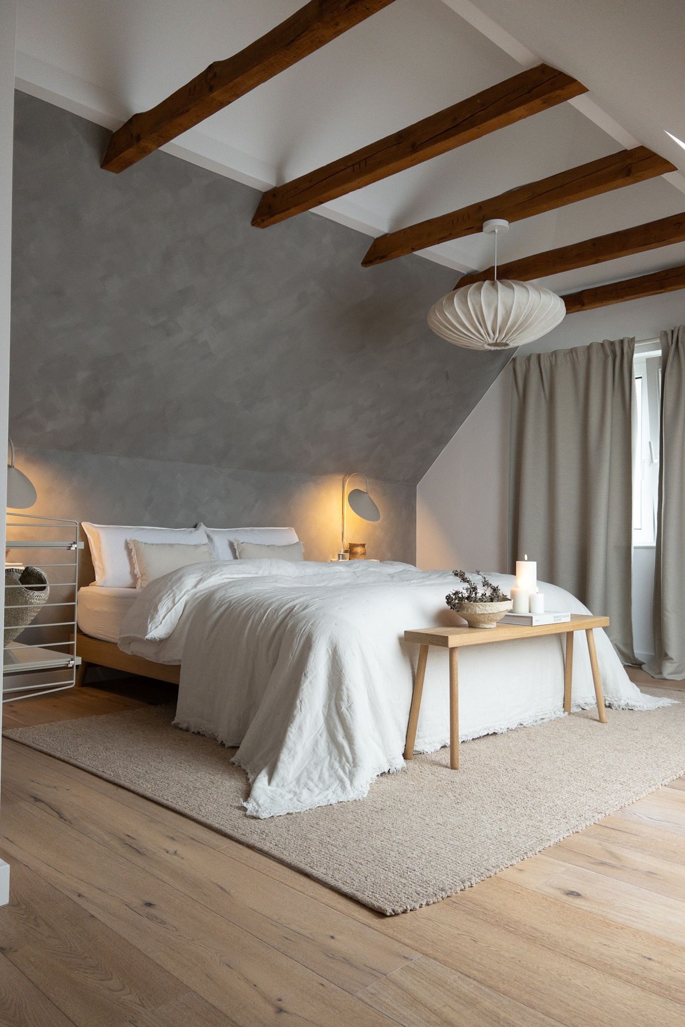 Boho en andere inrichtingsstijlen: Hier zie je de Scandinavische slaapkamer ingericht in felle kleuren door de Duitse influencer @haus_tannenkamp.