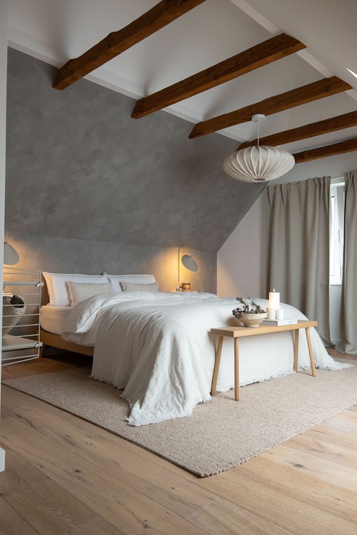 Boho en andere inrichtingsstijlen: Hier zie je de Scandinavische slaapkamer ingericht in felle kleuren door de Duitse influencer @haus_tannenkamp.