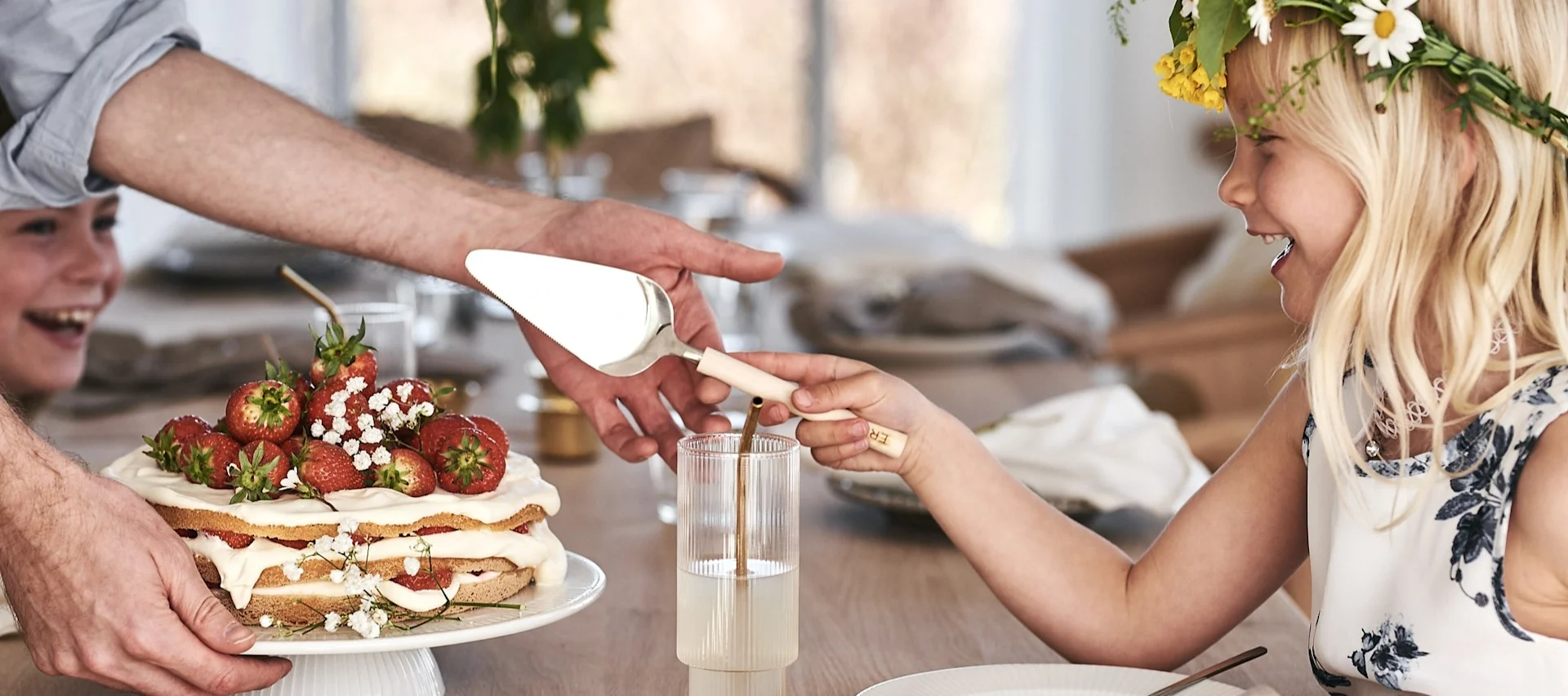 Geniet van een echt Zweeds midzomerfeest met traditionele blauwwitte tafeldecoraties zoals de havspilschaal van Scandi Living gevuld met aardbeien.