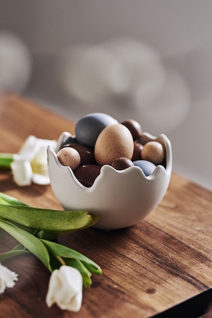 Kleur je paaseieren natuurlijk en presenteer ze samen met chocolade-eieren in het Happy Easter eierbakje van DBKD.