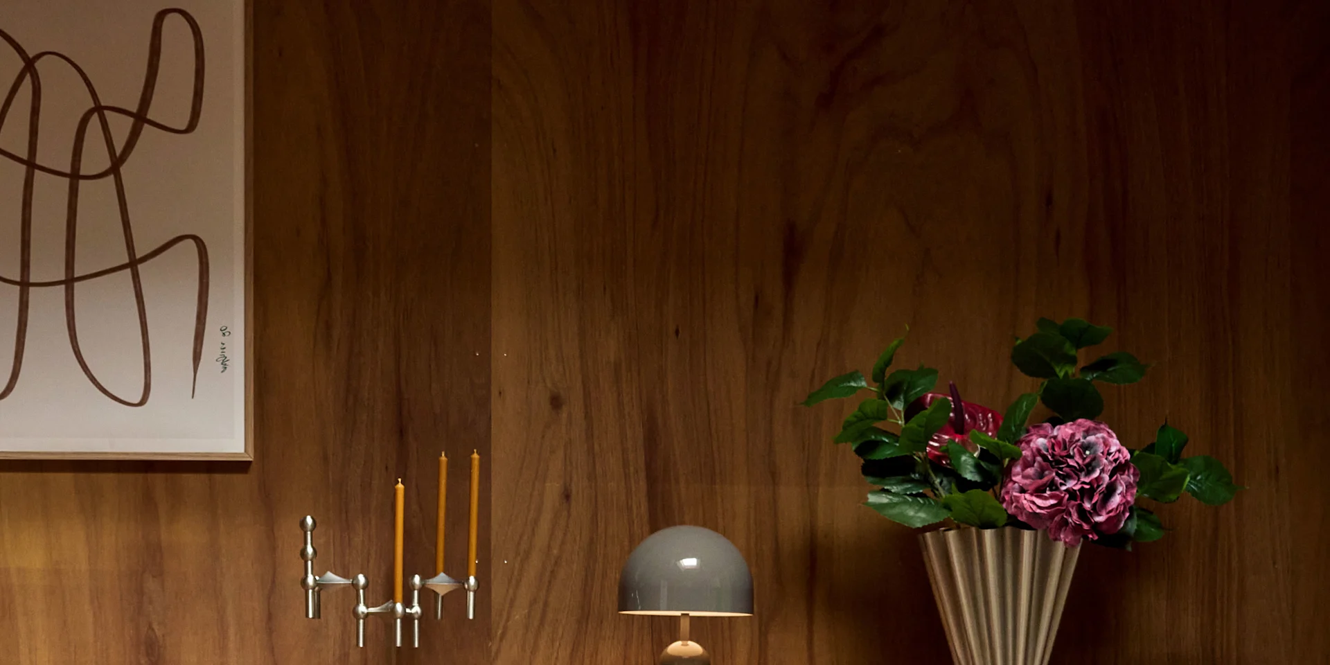 Twee lichtblauwe, rechthoekige pedaalemmers op houten vloer en wand. Eén open met papier, de andere gesloten. Houten stoel links.