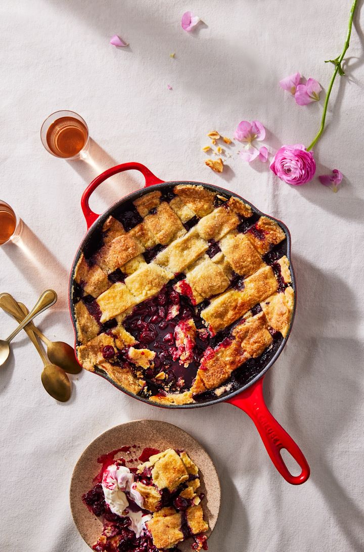 In de rode koekenpan van Le Creuset werd een kersentaart bereid.