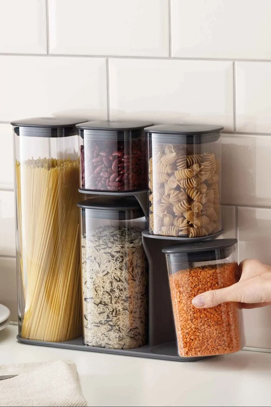 Met de containers uit de Podium collectie van Joseph Joseph kun je pasta en linzen bewaren en je voorraadkast gemakkelijk organiseren.