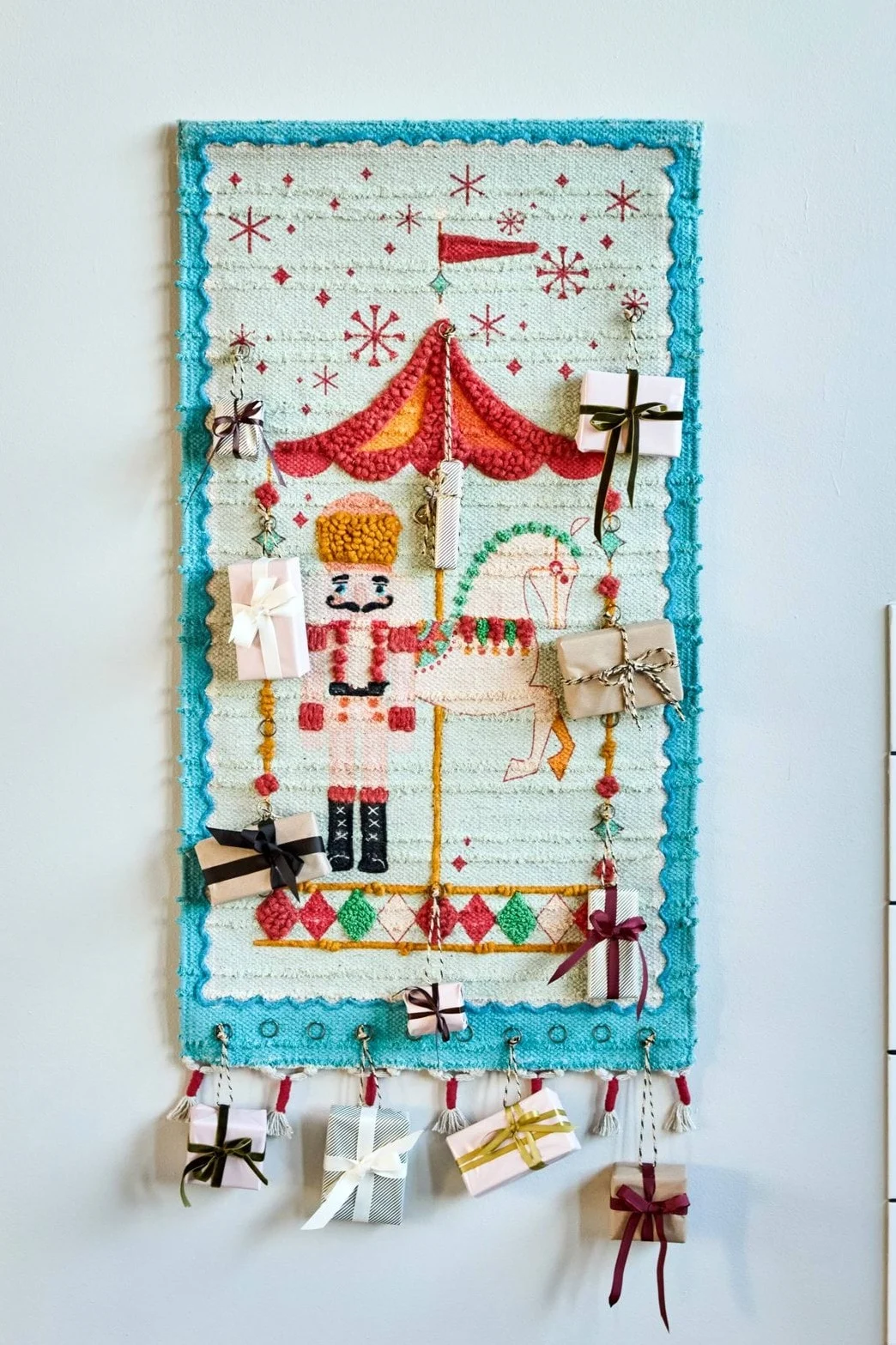 Sprookjesachtige kerstballen van Design House Stockholm met sprookjesmotieven van Elsa Beskow.