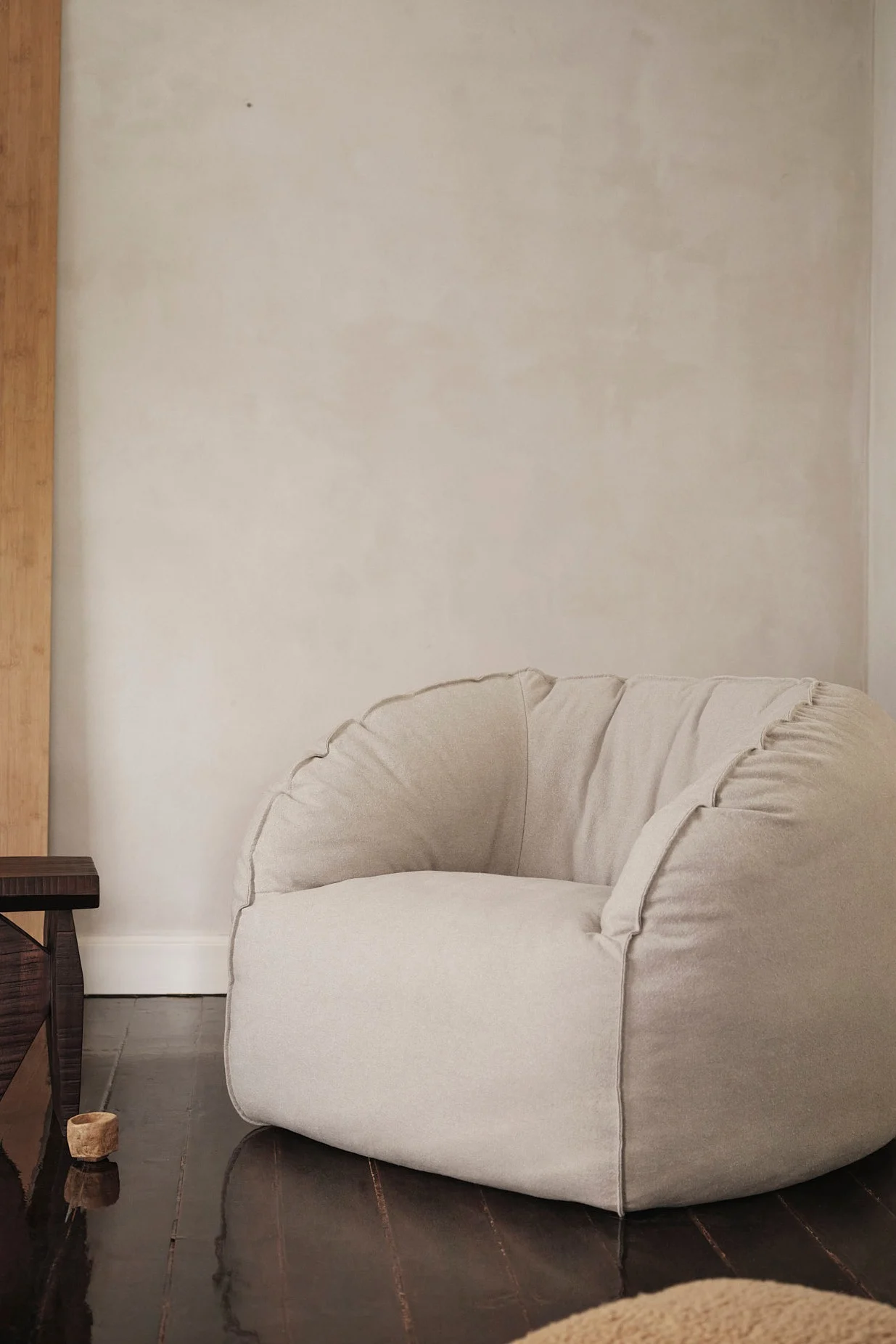 De Nesten lounge chair is een omarmende, robuuste fauteuil van ferm LIVING die perfect past bij de interieurtrends van 2025 van dit jaar. 