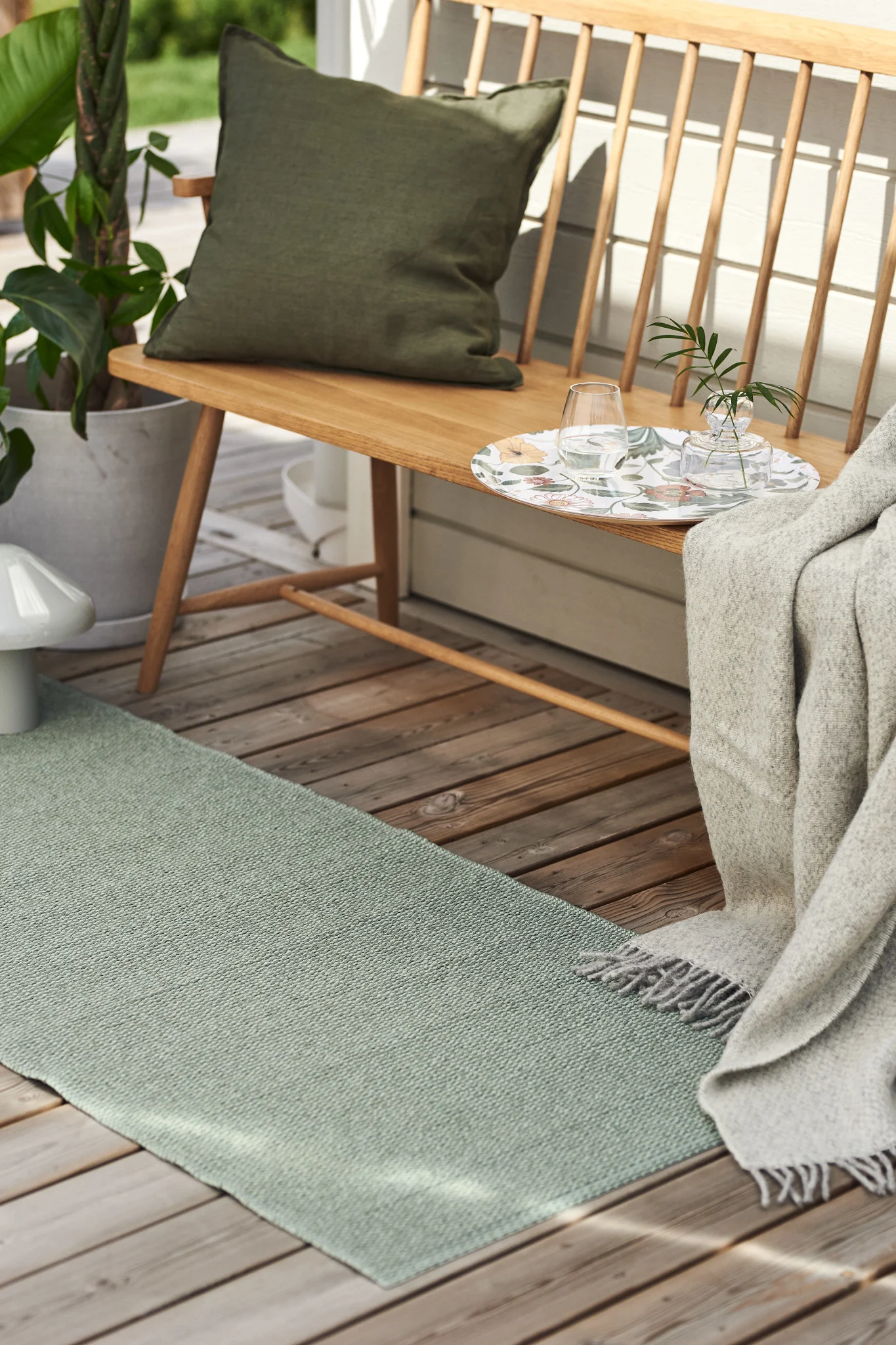 Vloerkleed voor buiten: Het groene Mellow kunststof vloerkleed is ideaal voor je balkon of terras omdat het verkrijgbaar is in verschillende maten.