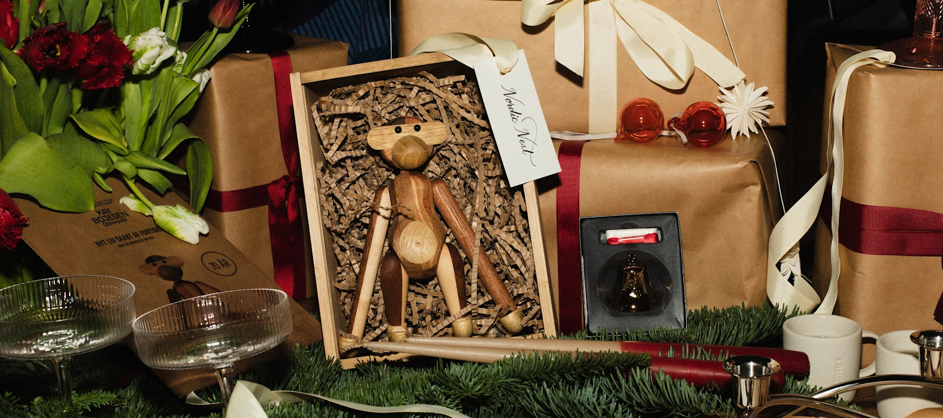 Kerstcadeau-ideeën voor iedereen, hier zie je Kay Bojesens aap met andere cadeaus in bruin papier.