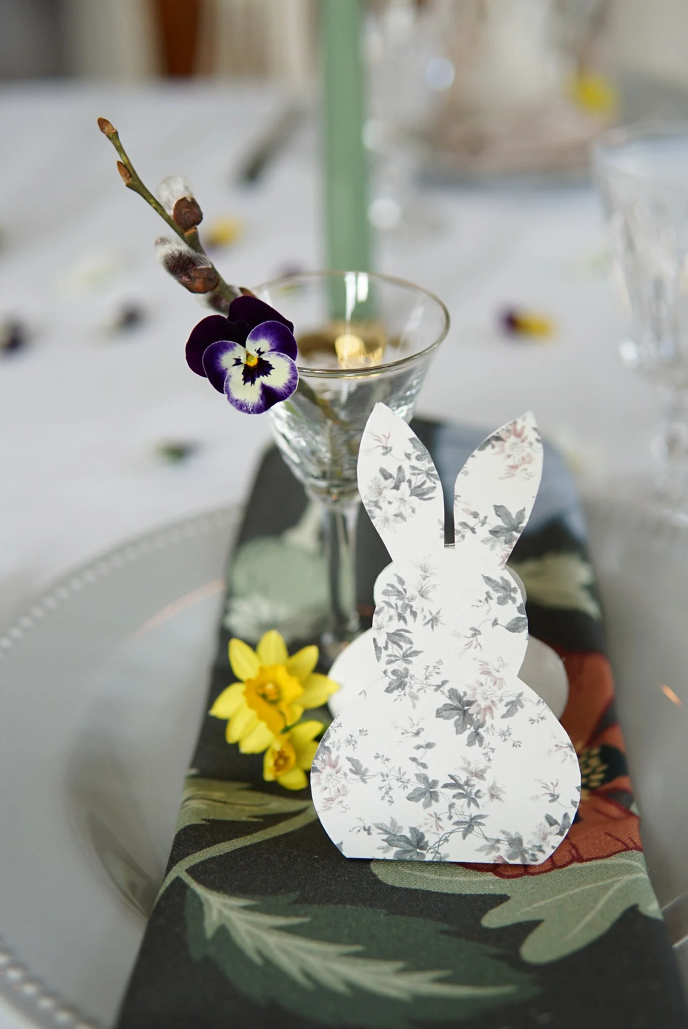 Een schattige papieren paashaas als paastafelversiering door @faggemala1912 op een bord uit de Dots collectie van Scandi Living.