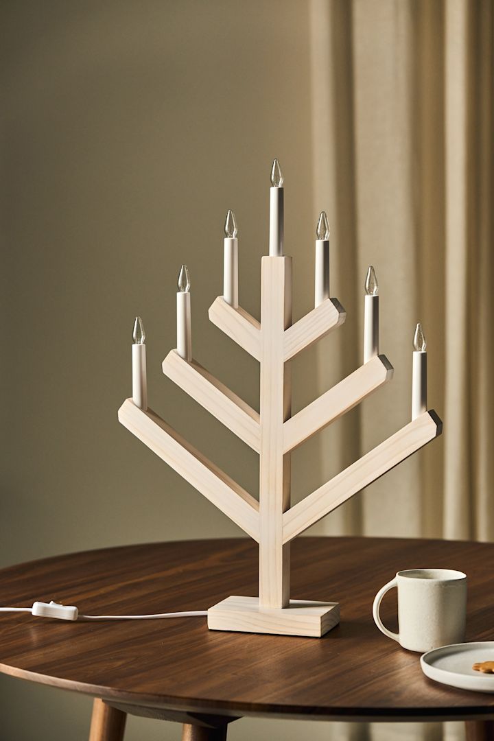 Laat je inspireren door stijlvolle adventskaarshouders voor Kerstmis: Hier zie je de stijlvolle en eenvoudige Pine adventskaarsenhouder van Scandi Living.