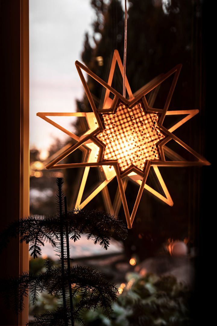 Decoreer met traditionele Scandinavische kerstdecoraties - kerststerren in verschillende kleuren en materialen zoals de Gloria kerstster van PR Home creëren een gezellige kerstsfeer in je huis. 