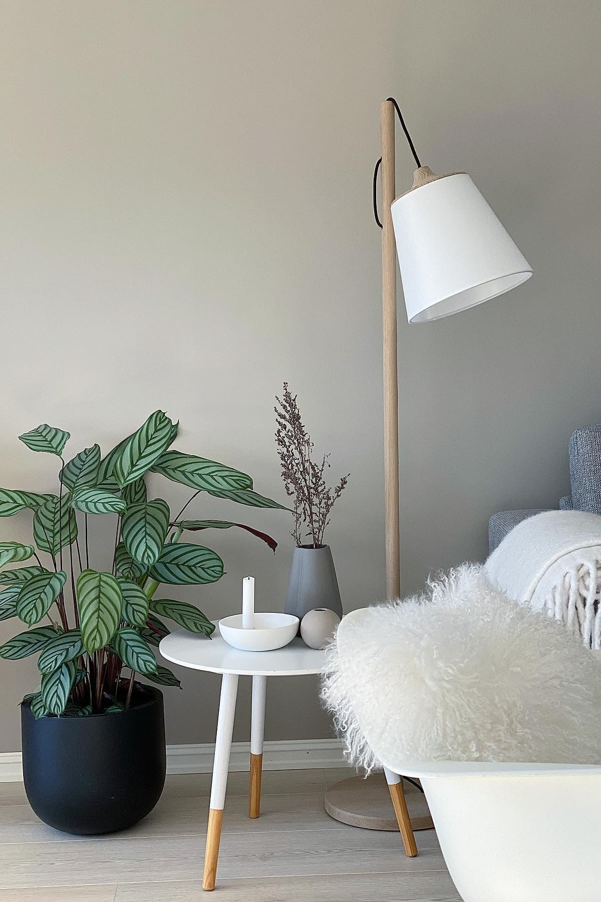 Boho en andere inrichtingsstijlen: Hier zie je de woonkamer in Scandinavische stijl met de Muuto Pull vloerlamp van Instagram-gebruiker sol_hellinga.