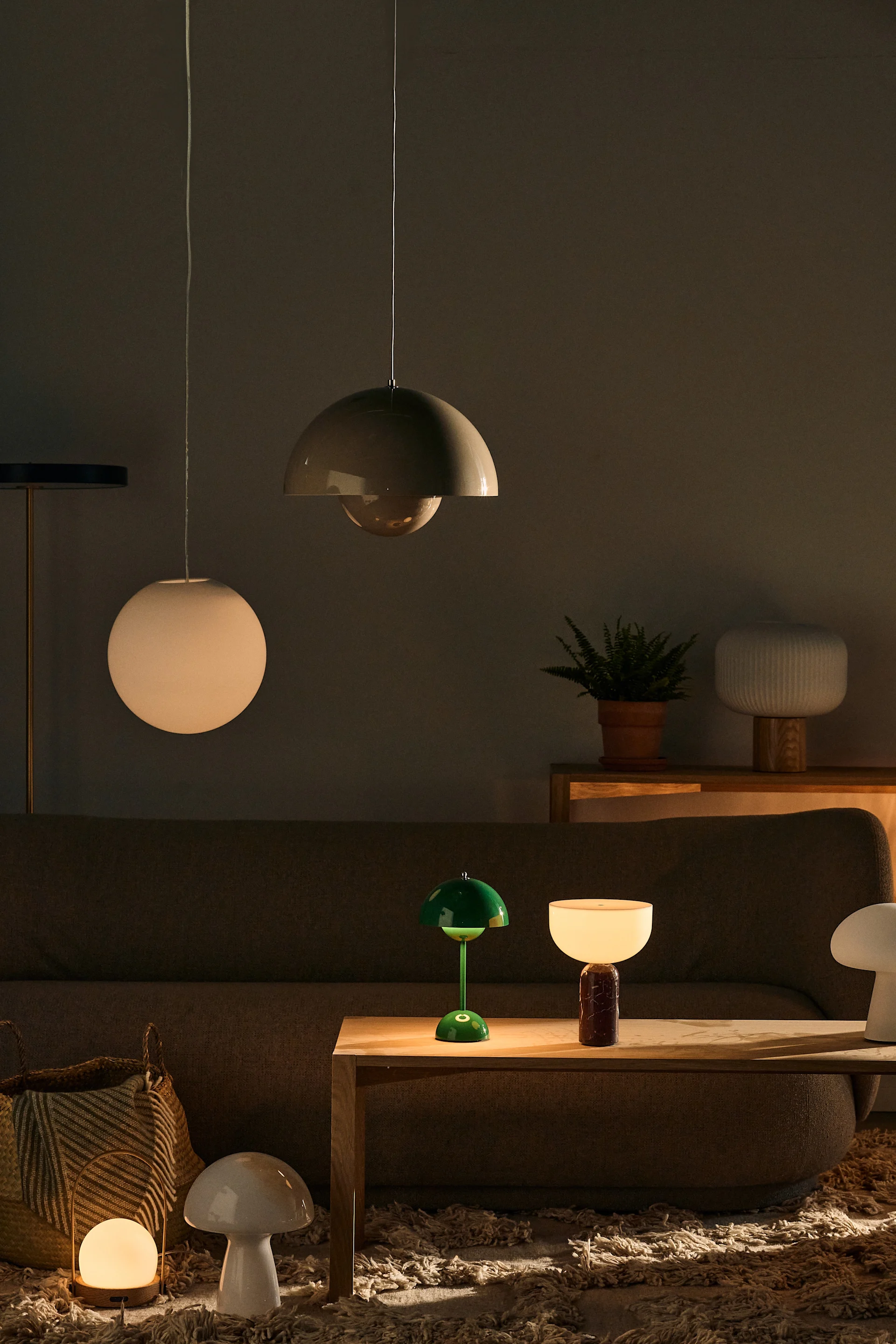 Vind de juiste plafondlamp voor je woonkamer: Hier zie je een collectie hanglampen en tafellampen, waaronder de Flowerpot lampen van &tradition, de Fair tafellamp van Scandi Living, de Kizu tafellamp van New Works en meer.