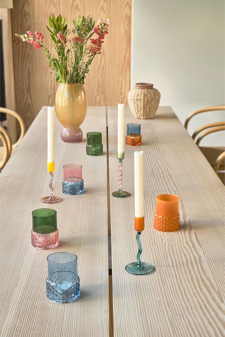 De interieurtrends voor 2025 omvatten blauwe tinten, oranje en amber - hier allemaal aanwezig in een kleurrijke woonkamer.