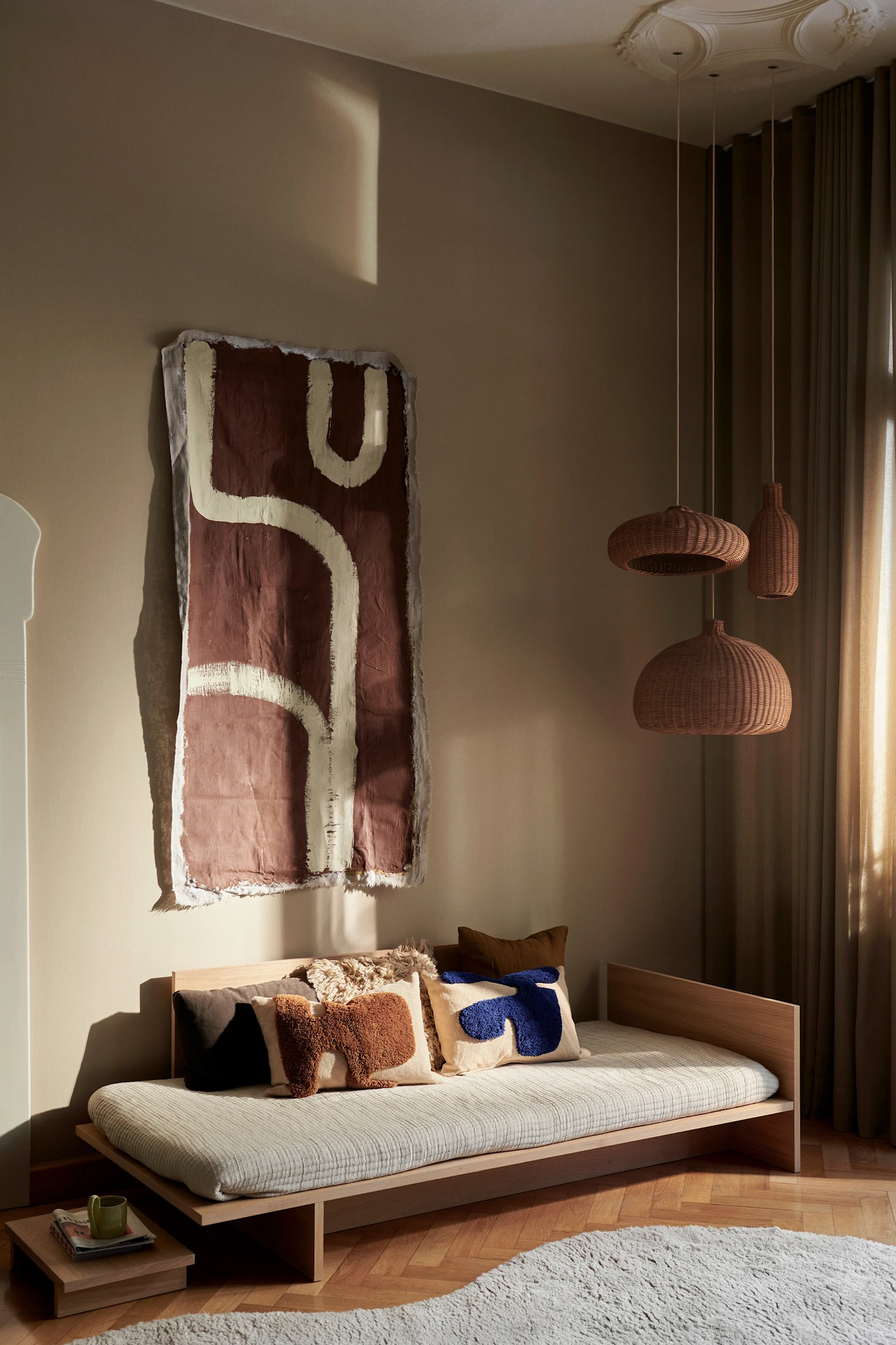 De interieurtrends voor 2025 omvatten blauwe tinten, oranje en amber - hier allemaal aanwezig in een kleurrijke woonkamer.