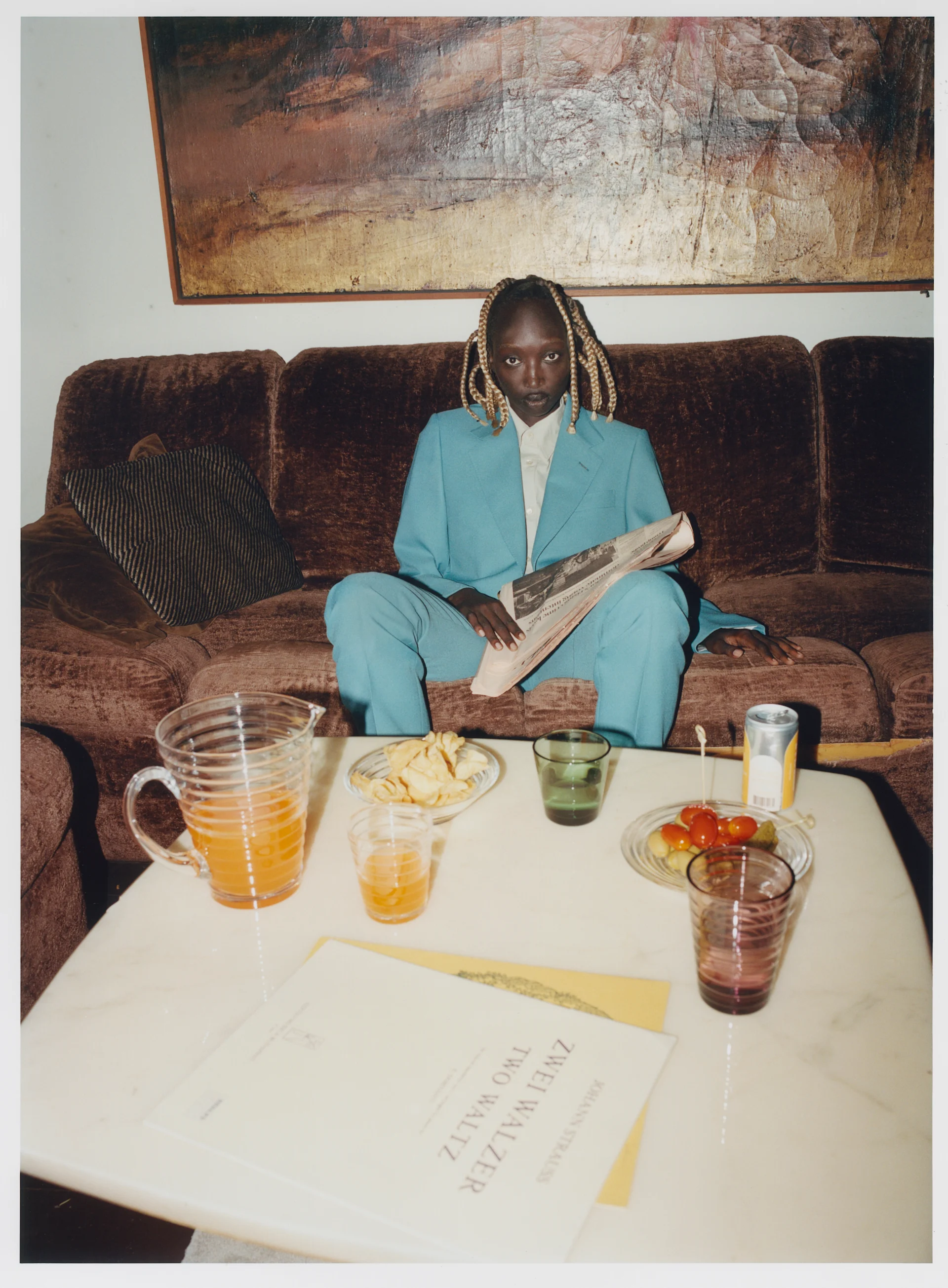 Retro woonkamer met karaf en glazen van Iittala.