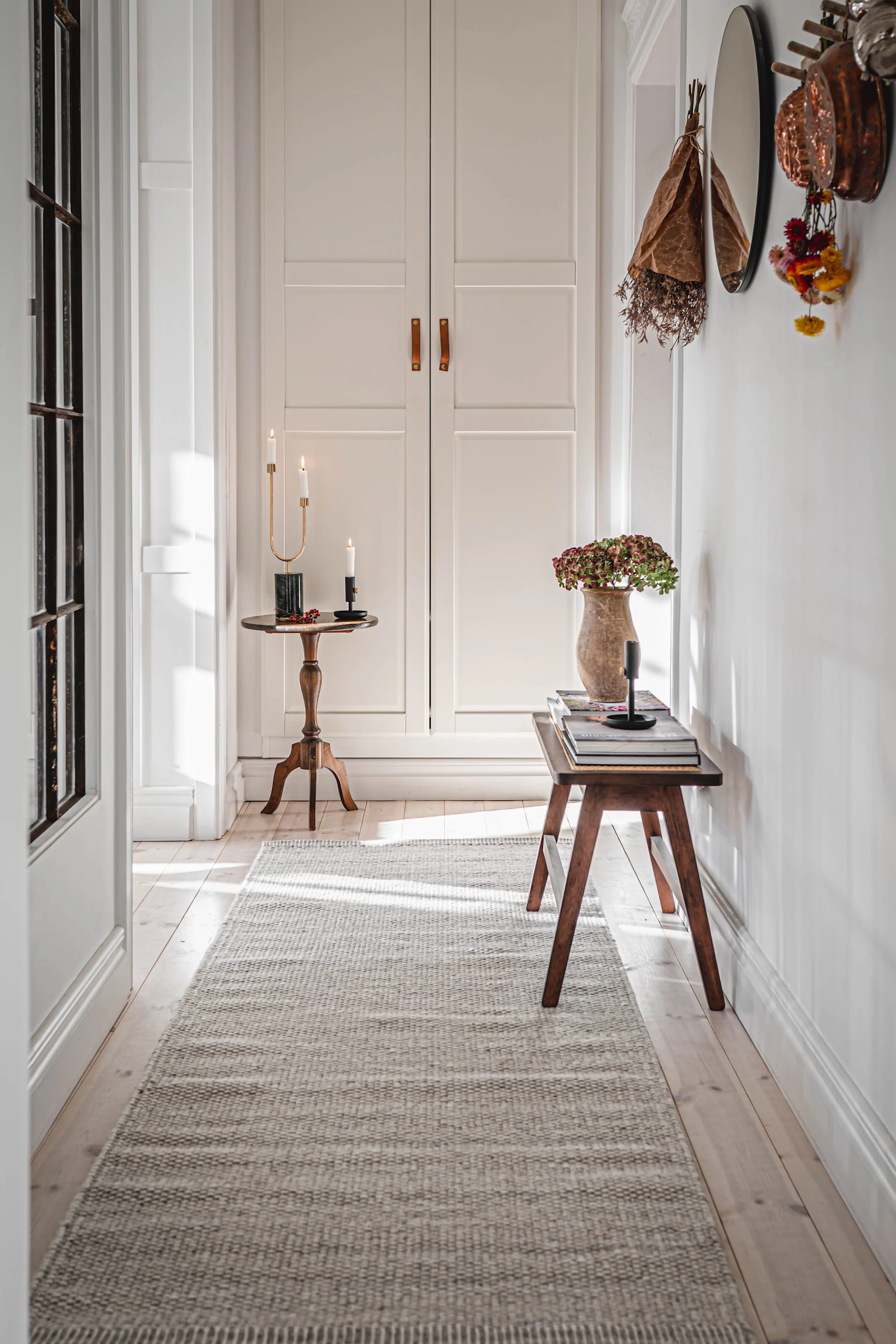 Een kleine hal inrichten: inspiratie van @hannesmauritzson, waar een lang, smal, knus vloerkleed van Scandi Living diepte en een gezellige sfeer creëert.