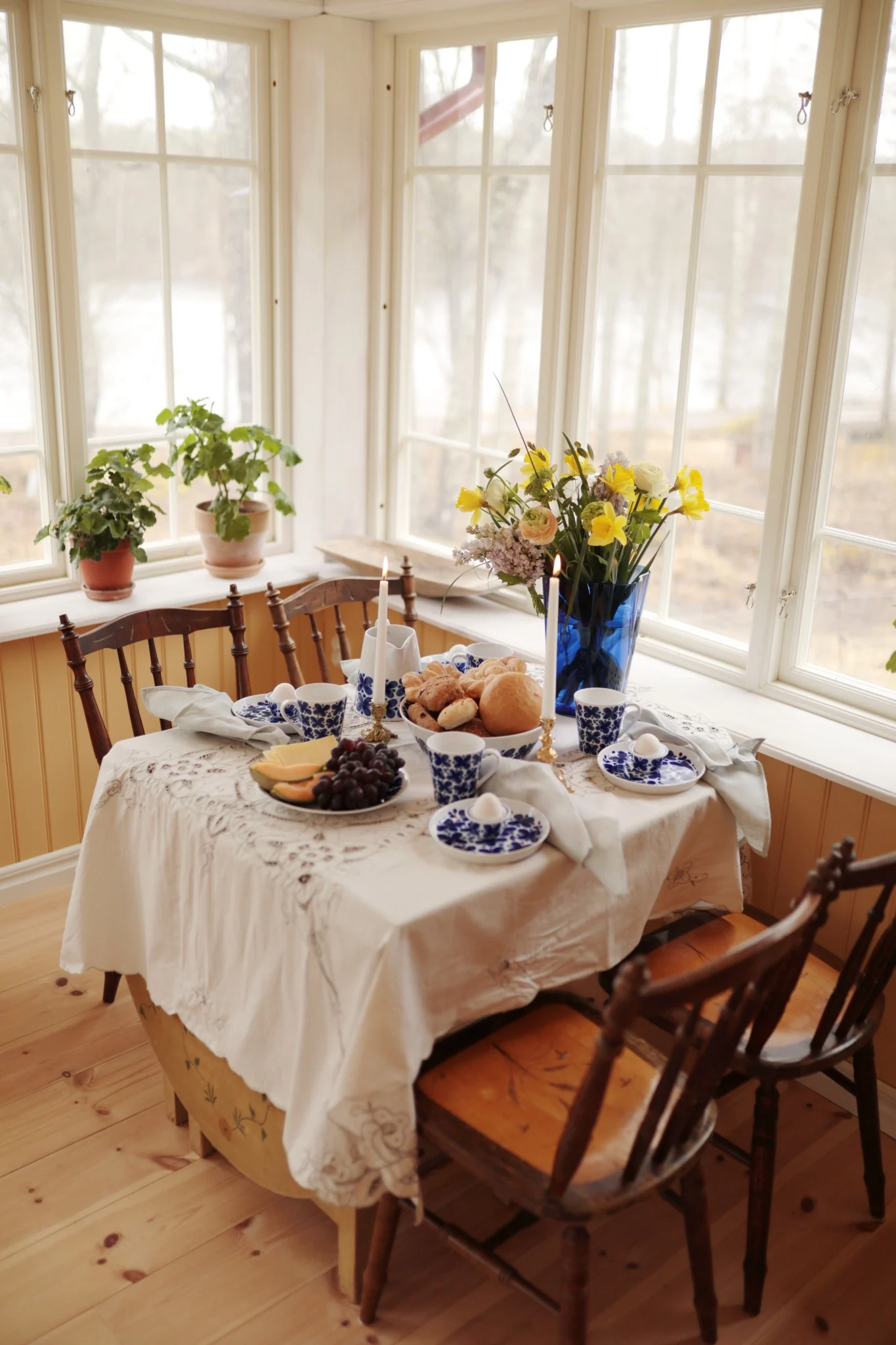 Boho en andere interieurstijlen: Hier zie je de rustieke eethoek van Instagram-gebruiker @colorelles.