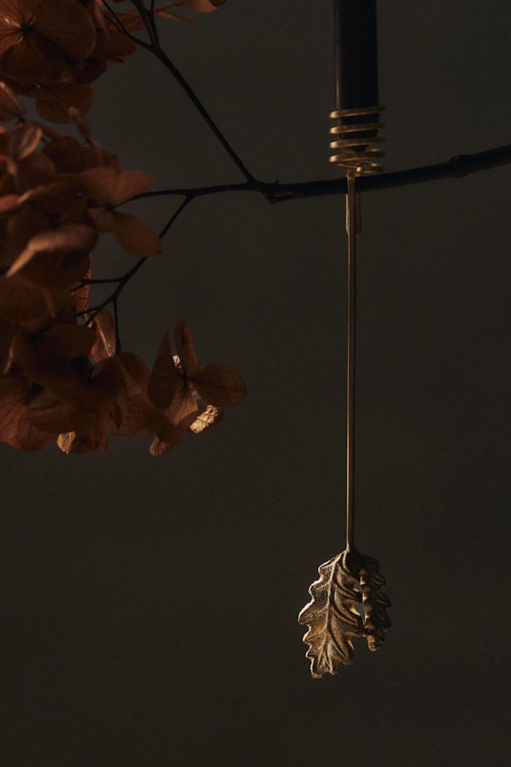 De Oak Leaf-kandelaars van Ferm Living kunnen in de kerstboom worden gehangen, waardoor ze de perfecte kerstdecoratie voor 2025 zijn.