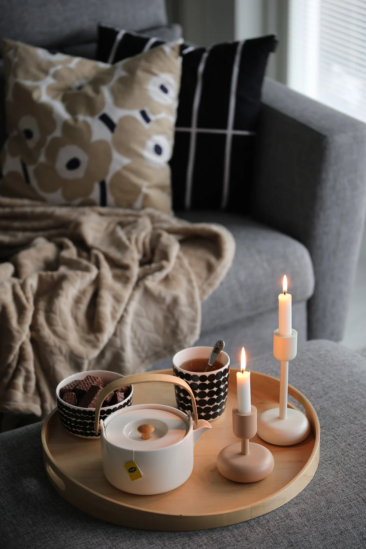 Creëer een gezellige hygge woonkamer en nodig je vrienden uit om samen fika te komen drinken. Geniet van een kopje thee uit de Audo Copenhagen Kettle theepot. 