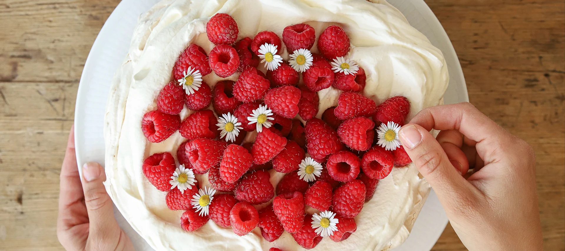 Frida Skattberg “Baka med Frida” bakt eenvoudige taarten voor midzomer, zoals deze knapperige en smakelijke schuimtaart met room en frambozen met prachtige bloemen als garnering.