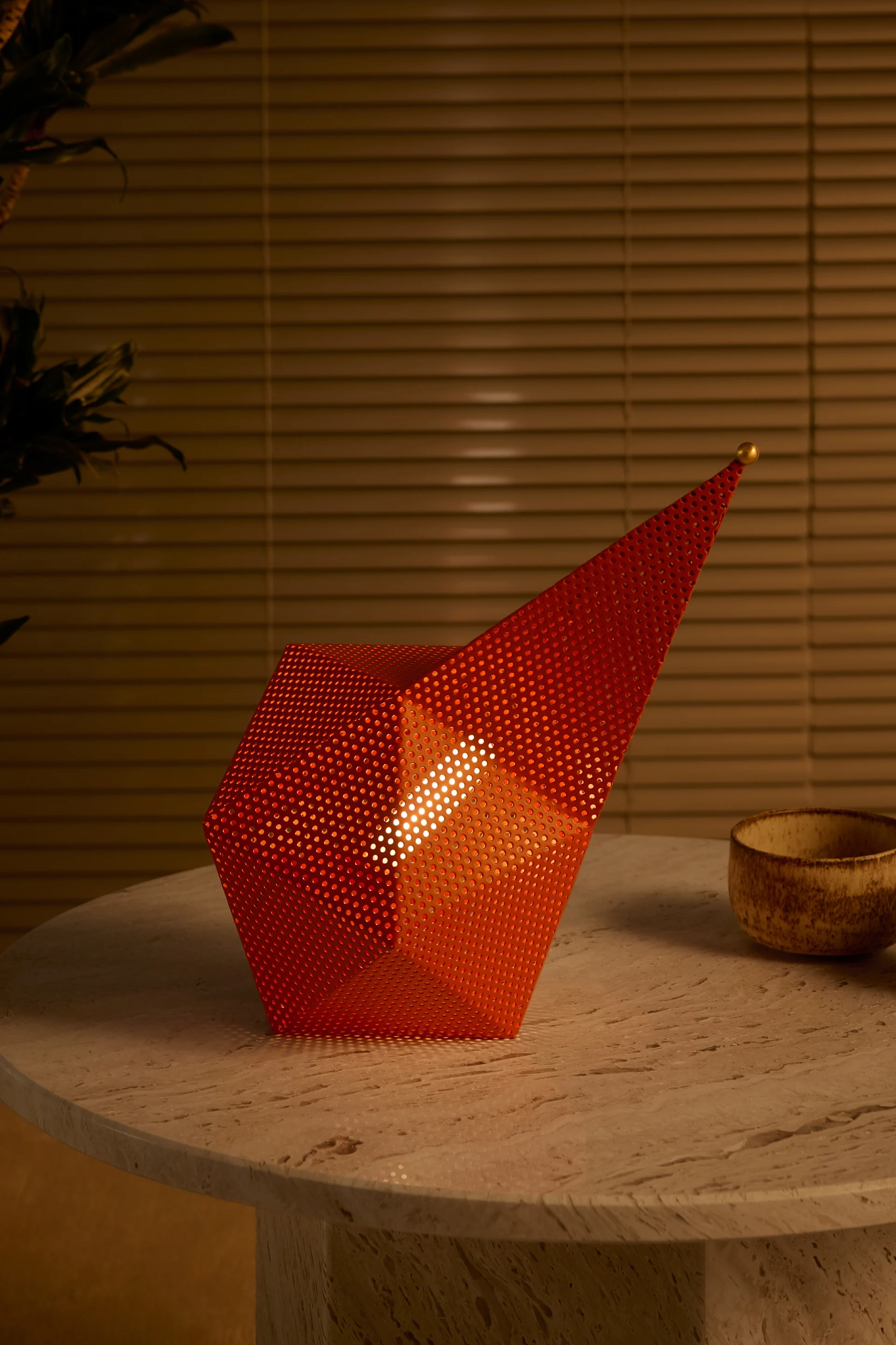 Mosgroen is een van de belangrijkste interieurtrends voor het najaar van 2024. Op de afbeelding zie je de draagbare Arum tafellamp in mosgroen van ferm LIVING.