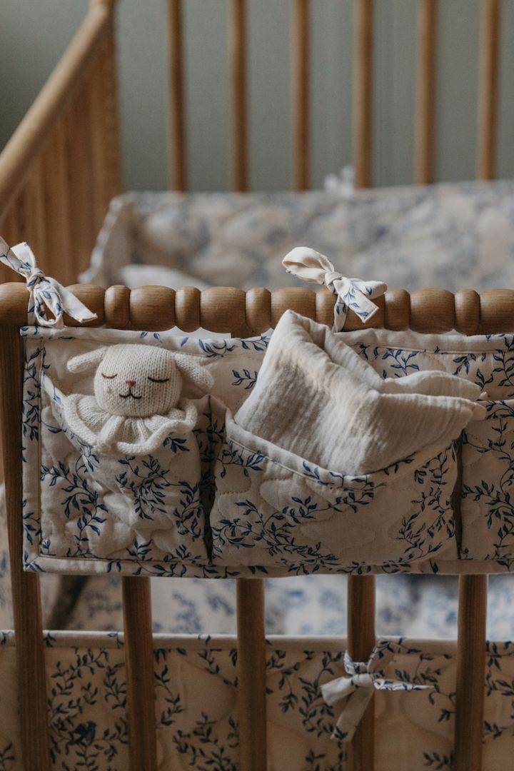 De Fauna Forest bedtas van Garbo&Friends wordt aan het babybed bevestigd en bewaart op stijlvolle wijze alles wat ouders direct bij de hand moeten hebben. Dit maakt het een uitstekend cadeau voor een babyshower.