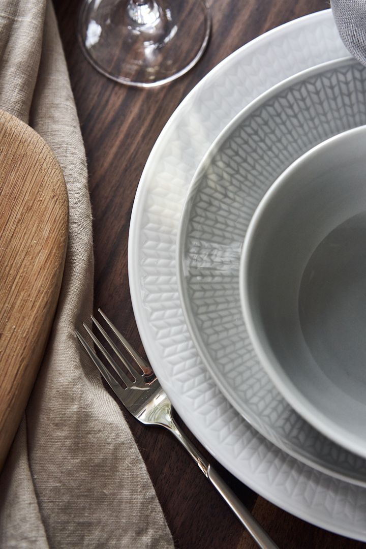 Tafelsetting met het Zweedse Grace dinerbord in wit en de kom in grijs Dimma. 