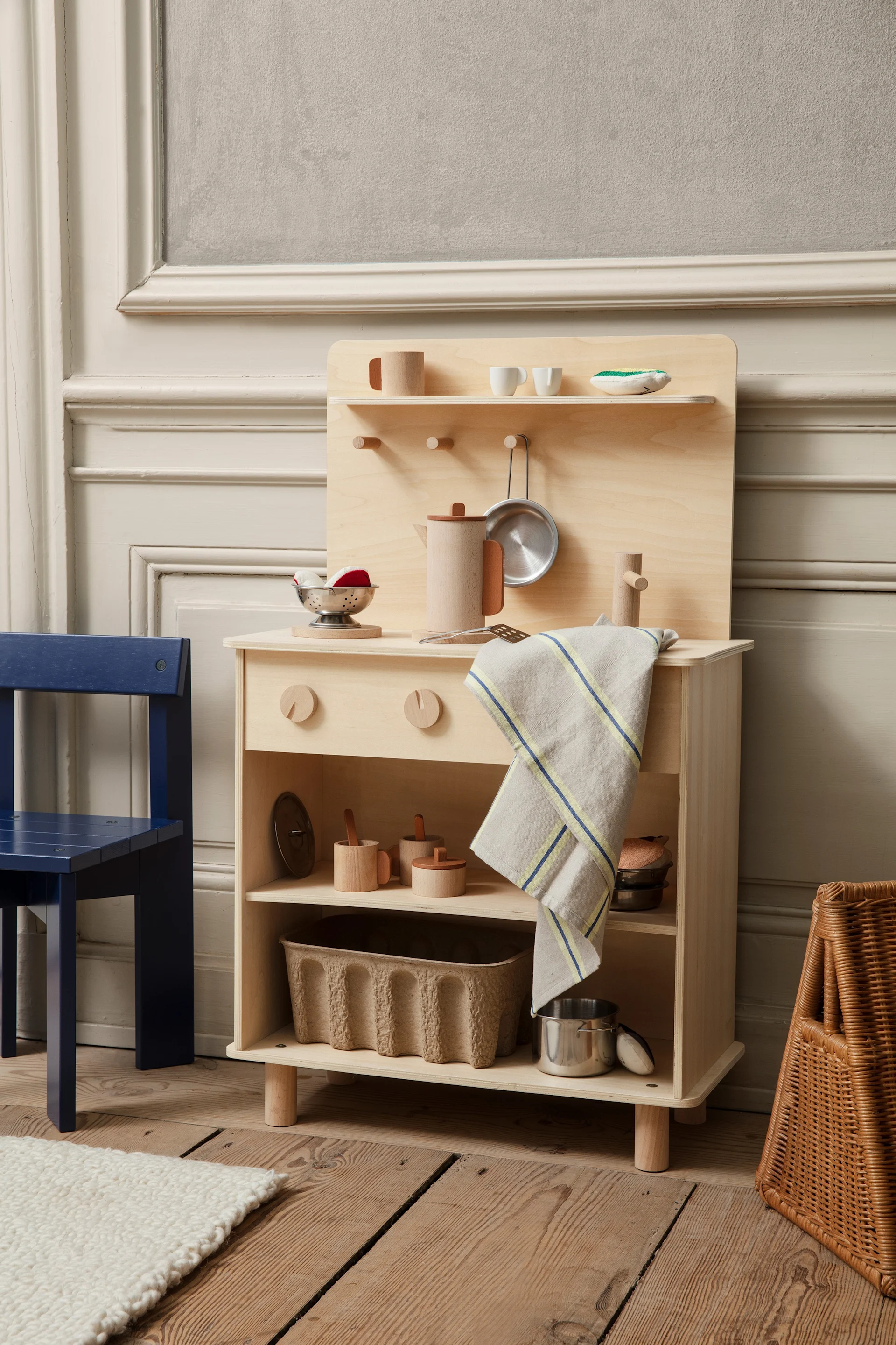 Hier zie je een houten speelgoedkeuken van Kids Concept, een idee voor de kamer van je kind. 