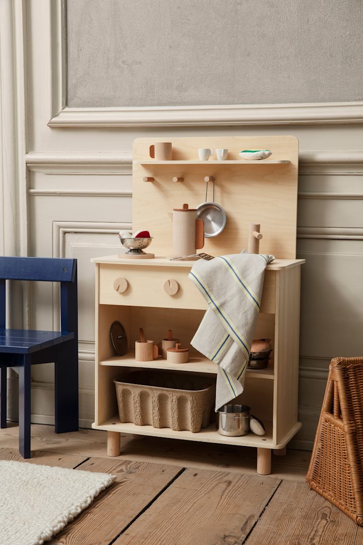 Hier zie je een houten speelgoedkeuken van Kids Concept, een idee voor de kamer van je kind. 
