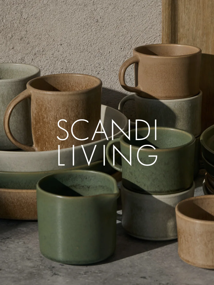 Collectie aardkleurige keramische mokken en schalen, deels gestapeld, met tekst 'SCANDI LIVING'.