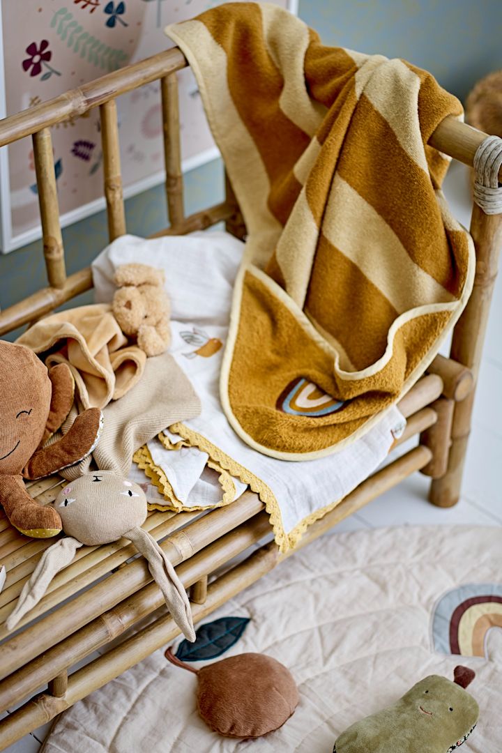 Een badhanddoek met capuchon beschermt niet alleen het lichaam, maar ook het hoofdje van de baby tegen afkoeling. Dit maakt de Agnes badhanddoek met capuchon van Bloomingville tot een attent cadeau voor een babyshower.