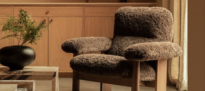 Woontrends 2025 - robuuste vormen en tactiliteit. Hier Brasilia fauteuil van Audo Copenhagen.