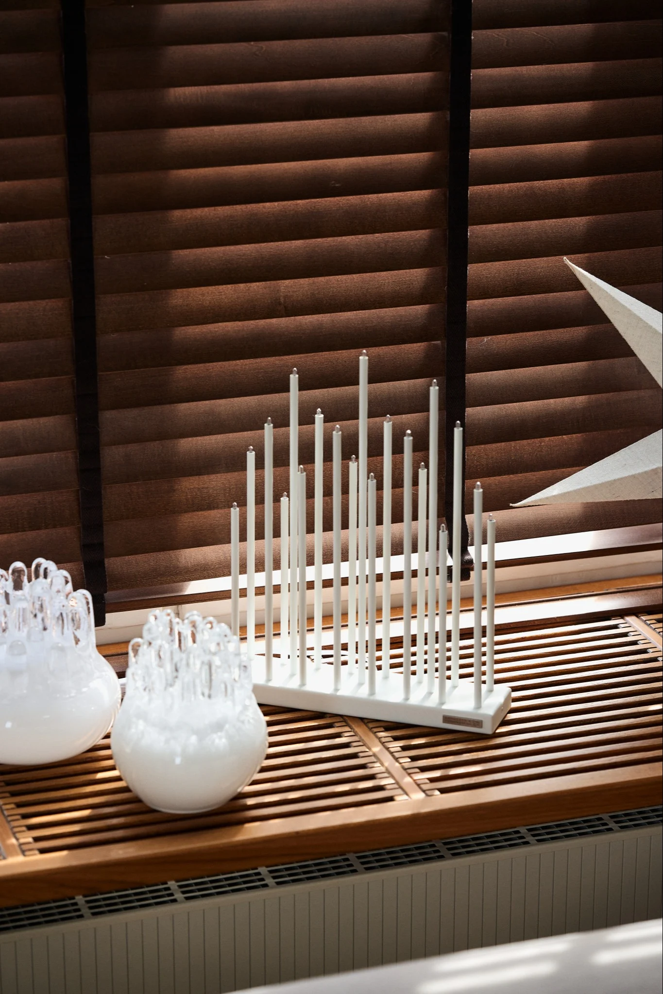 Decoreer met traditionele Scandinavische kerstdecoratie - Het originele adventlicht van Elflugan is een zeer populair licht om in het raam te plaatsen tijdens de Scandinavische winter.