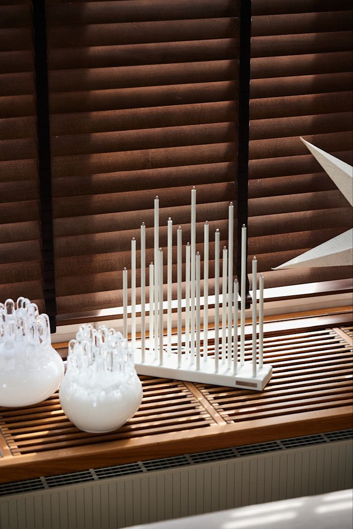 Decoreer met traditionele Scandinavische kerstdecoratie - Het originele adventlicht van Elflugan is een zeer populair licht om in het raam te plaatsen tijdens de Scandinavische winter.
