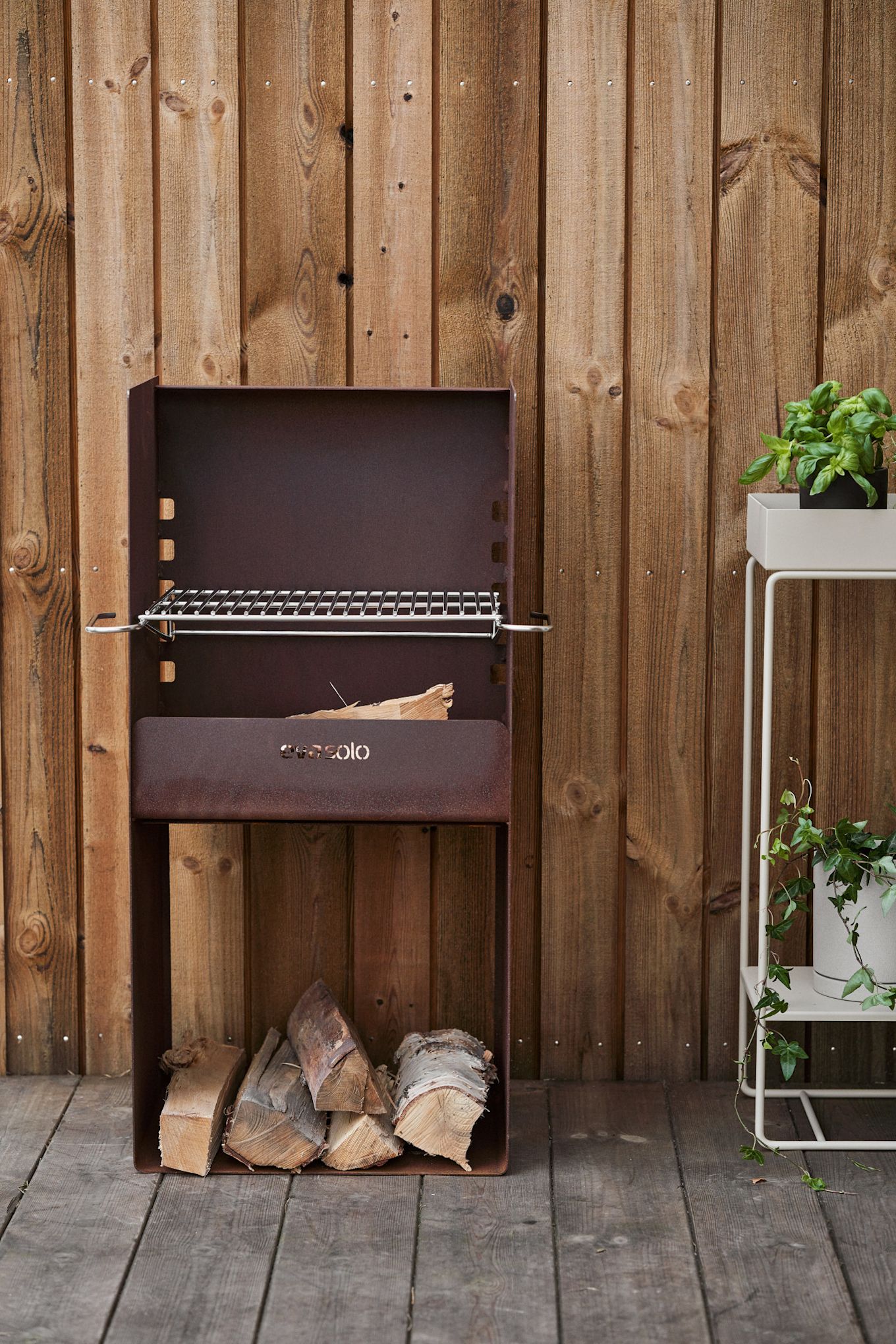 De rustieke FireSpot barbecue van Eva Solo staat op een houten terras.