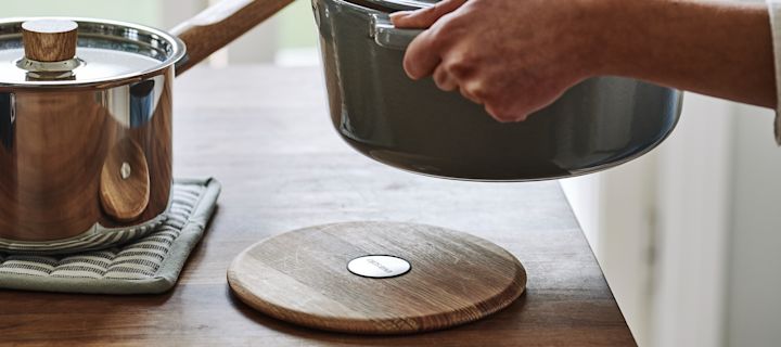 De magnetische onderzetter Nordic Kitchen van Eva Solo is een handig keukengerei dat je dagelijkse leven direct gemakkelijker zal maken.