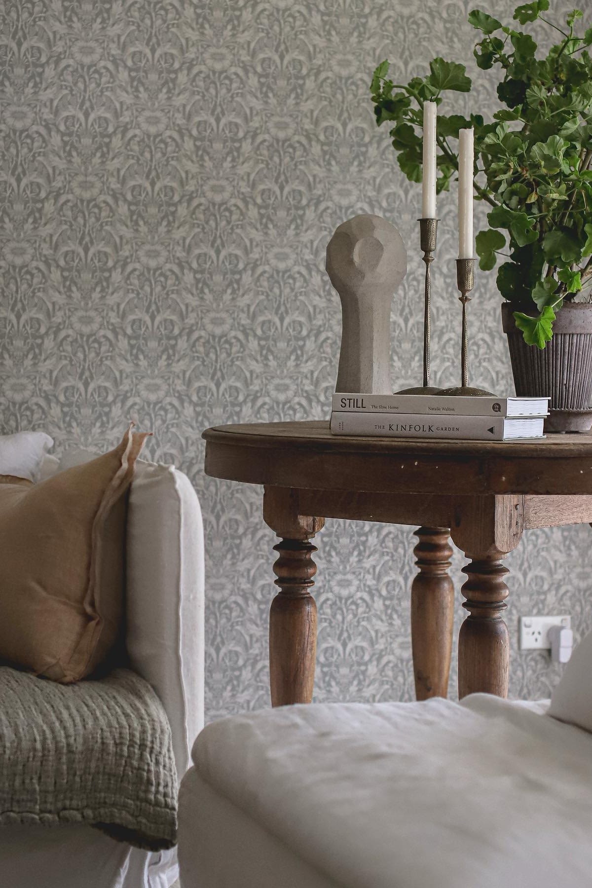 Boho en andere interieurstijlen: Hier zie je de romantische, rustieke bijzettafel van Instagram-gebruiker @bellalulu.interiors.