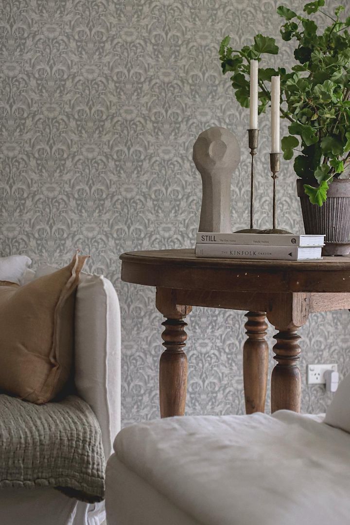 Boho en andere interieurstijlen: Hier zie je de romantische, rustieke bijzettafel van Instagram-gebruiker @bellalulu.interiors.