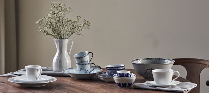 Gemengd porselein van Rörstrand op een notenhouten tafel. 