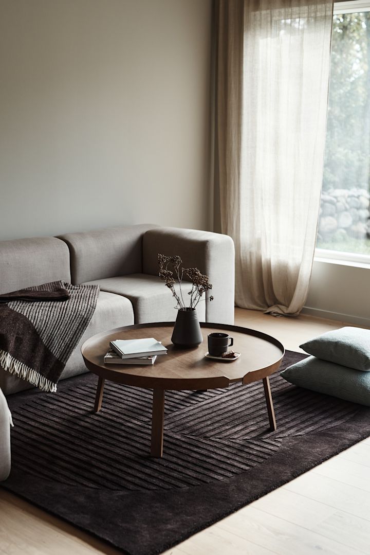 Kies het juiste vloerkleed met behulp van onze gids voor vloerkleden. Hier zie je dat het Levels wollen vloerkleed Circles Brown van NJRD je woonkamer een comfortabel gevoel geeft.