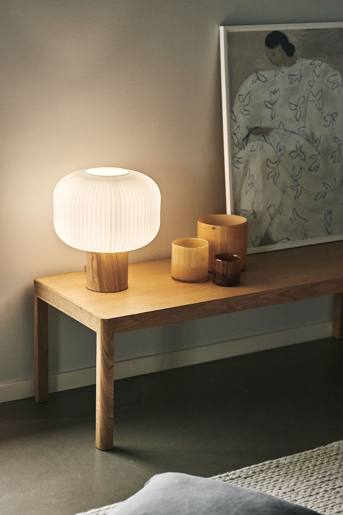 Creëer een gezellige hygge woonkamer met zachte tafellampen zoals de Fair tafellamp van Scandi Living. 