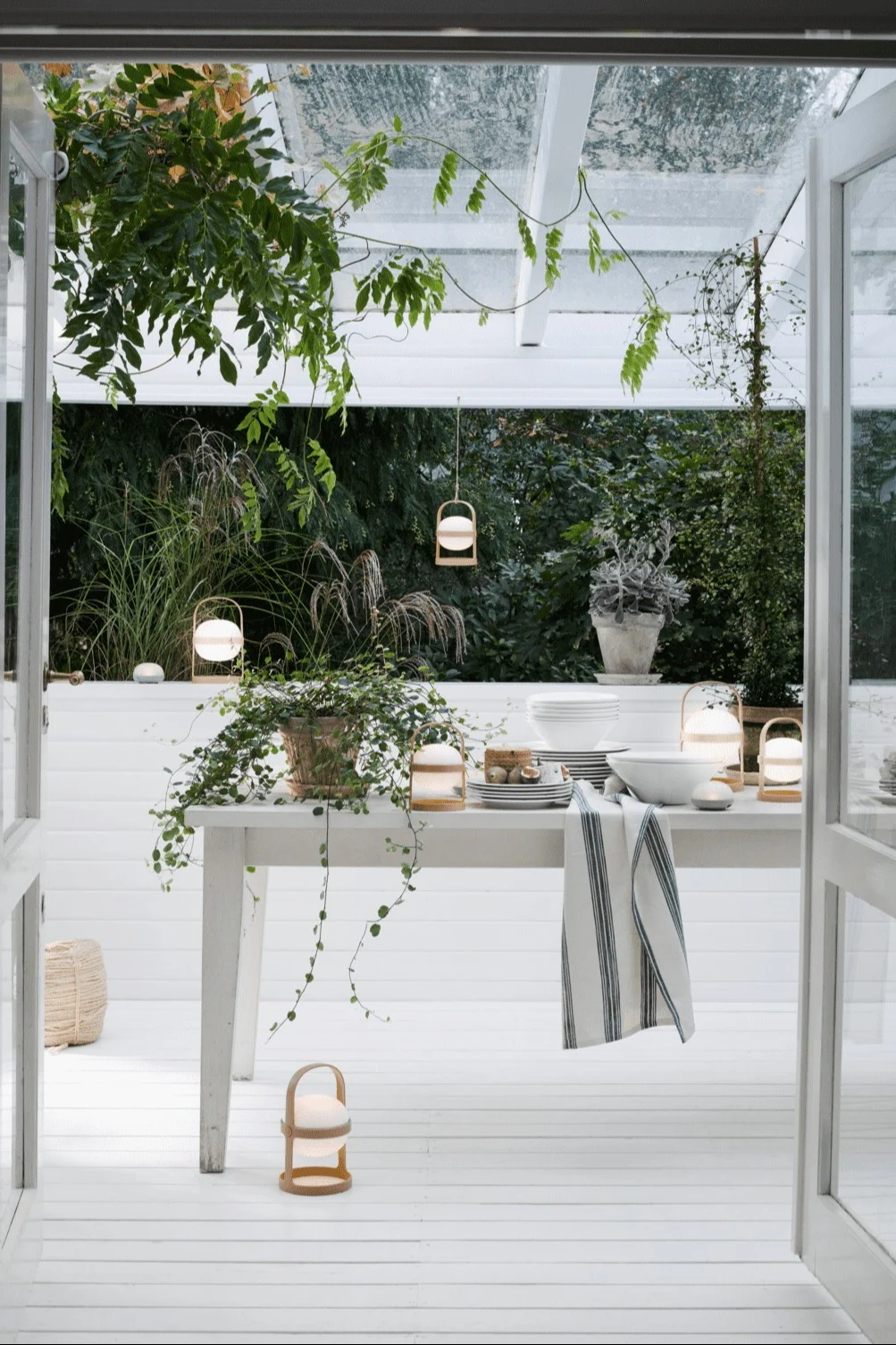 Gebruik de Soft Spot solarlamp van Rosendahl, die verkrijgbaar is in verschillende maten en kleuren, om je terras te verlichten door de lampen op de grond te plaatsen of aan het plafond te hangen.