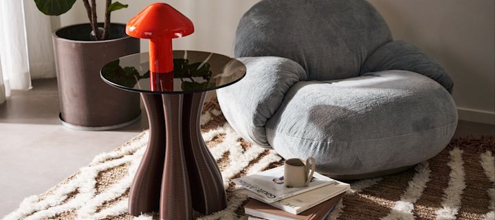 De 3D-geprinte meubels van Ekbacken Studios zijn een milieuvriendelijke keuze. Hier zie je een woonkamer met de Anemone bijzettafel.