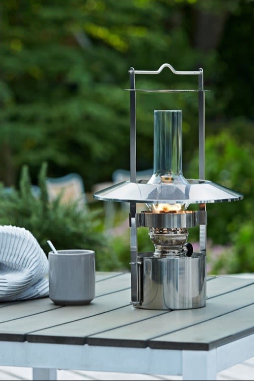 Lantaarns en windlichten voor buiten - hier zie je de 43 cm Stelton scheepslamp, die is gemaakt van roestvrij staal en werkt op lampolie.