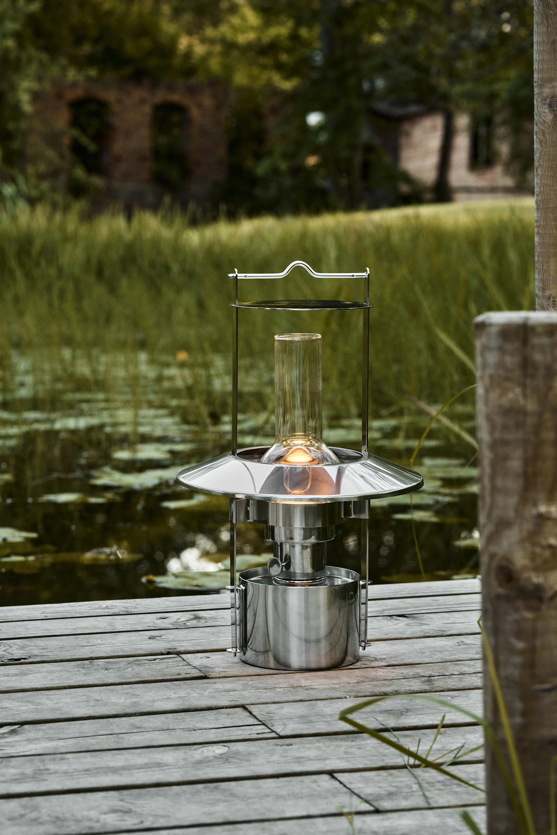 Lantaarns en windlichten voor buiten - hier zie je de 43 cm Stelton scheepslamp, die is gemaakt van roestvrij staal en werkt op lampolie.