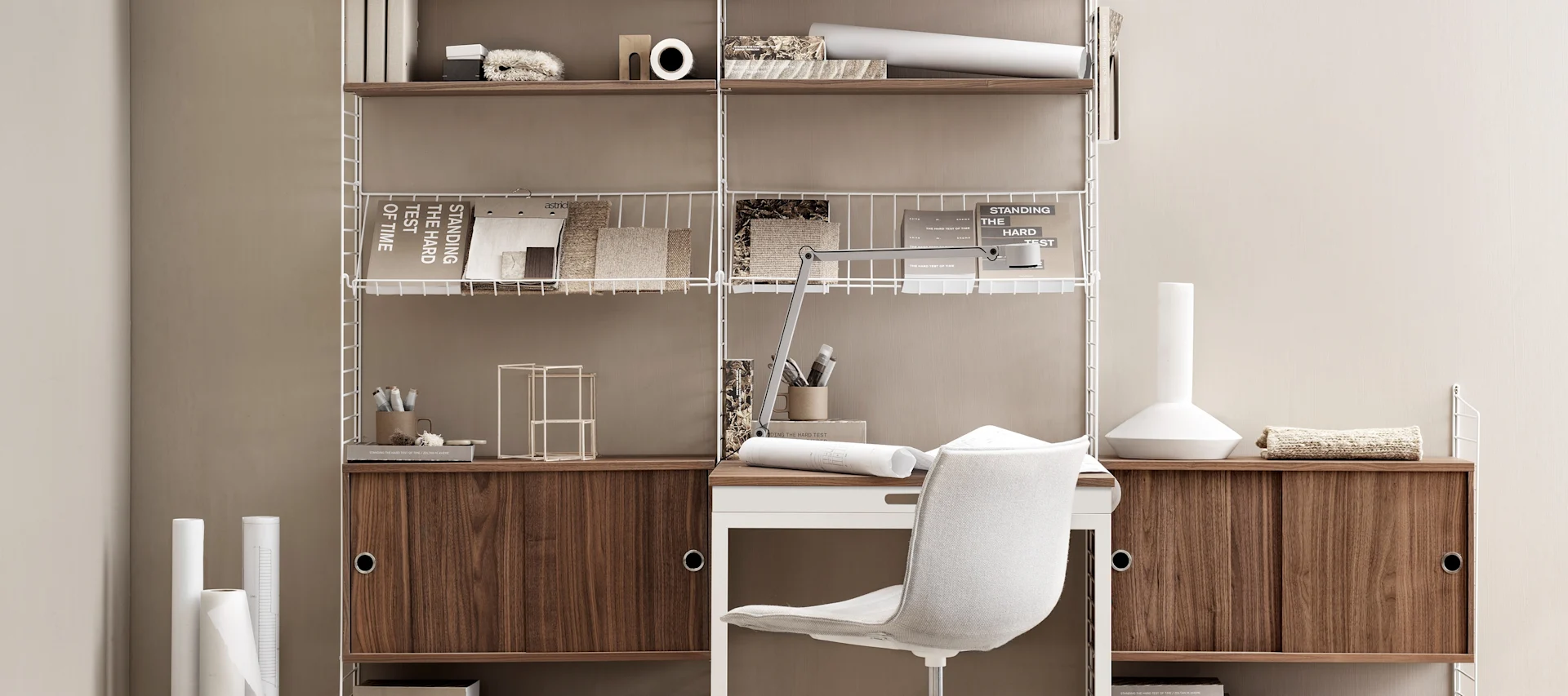 String outdoor, een assortiment planken ontworpen voor op het terras, zoals deze buitenkeuken met ruimte voor serviesgoed, keukengerei en kruiden in potten.