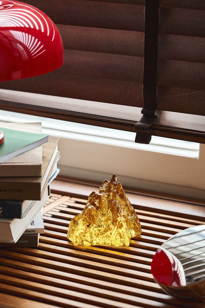 Voor de interieurtrends van de herfst 2024 kies je voor woonaccessoires van gekleurd glas, zoals deze prachtige kaarsenhouder The Rock van Kosta Boda.